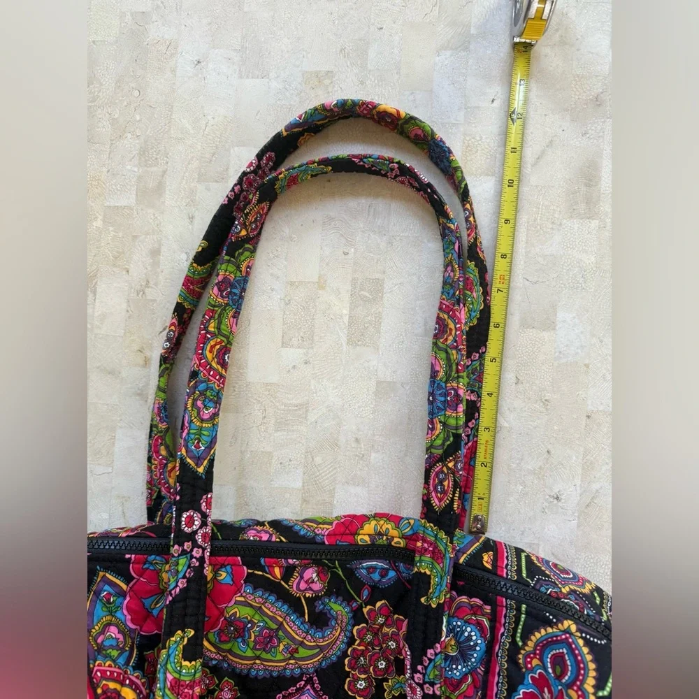 VERA BRADLEY Large Quilted Duffle Bag ‘Symphony In Hue’ Floral Paisley NWOT - Picture 5 of 8